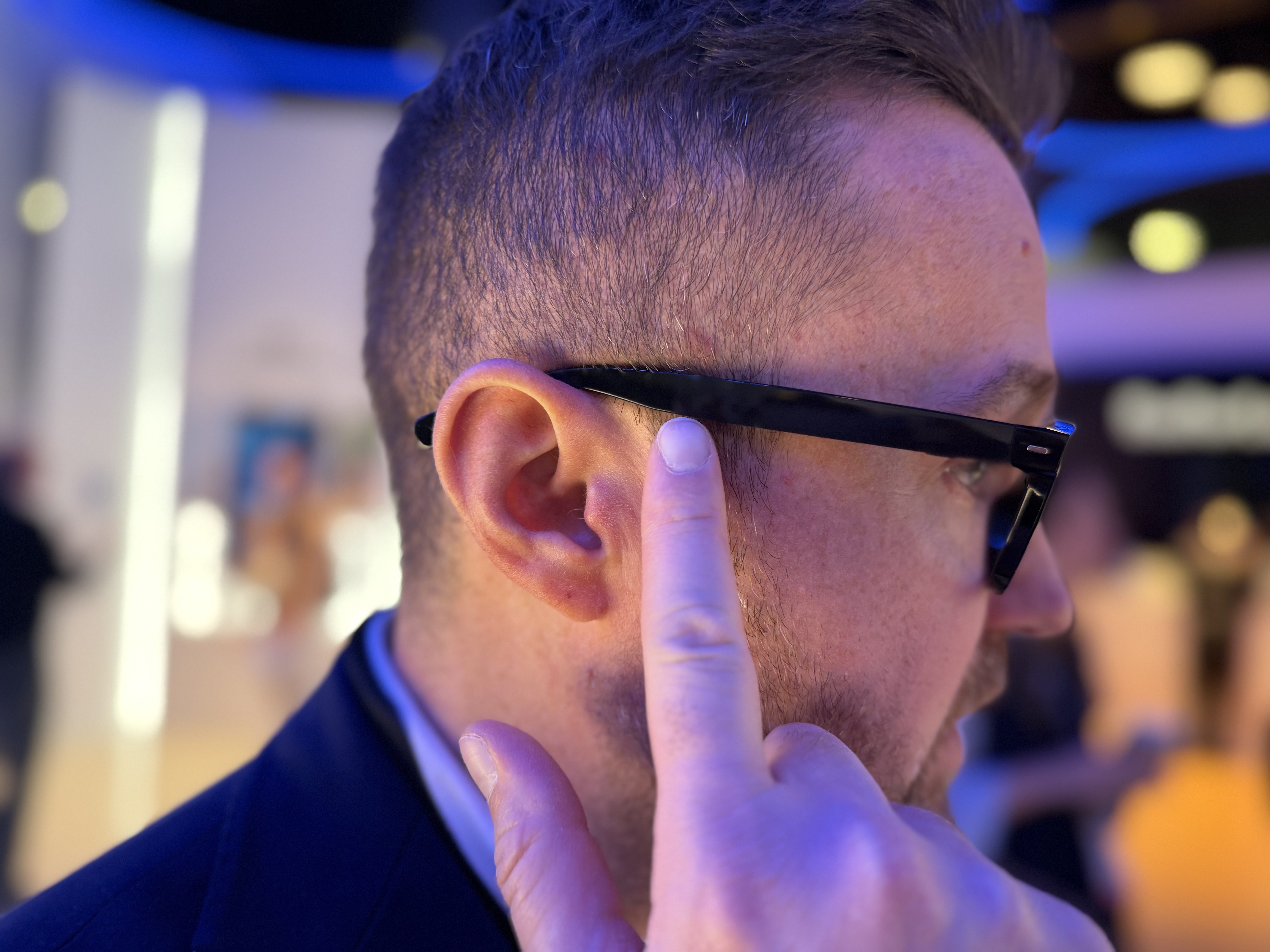 A Nuance Audio rep pointing out the frames' built-in speakers.