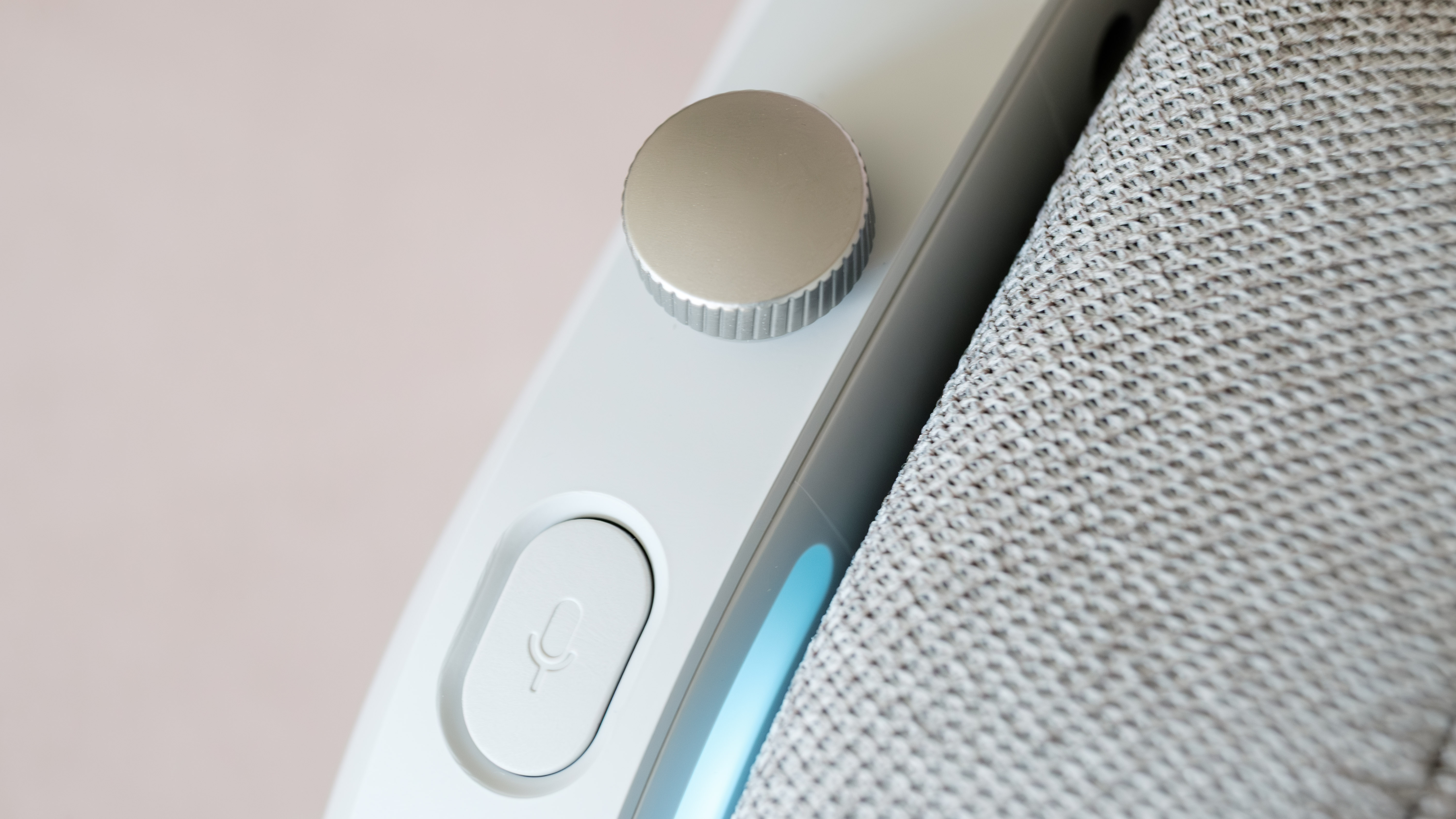 A closeup of the Scape's volume dial.