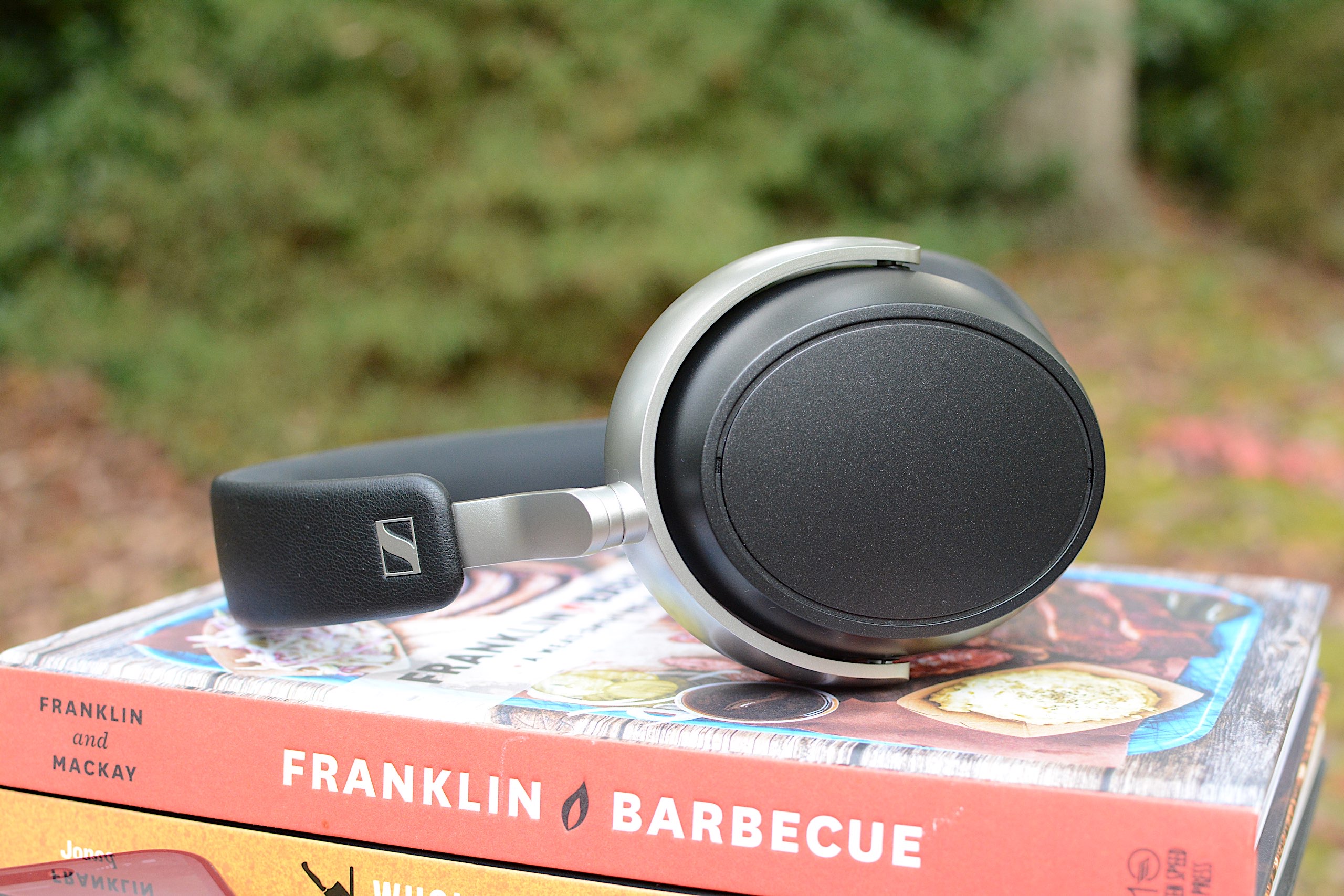 The HDB 630 has a very basic design with lots of plastic. 