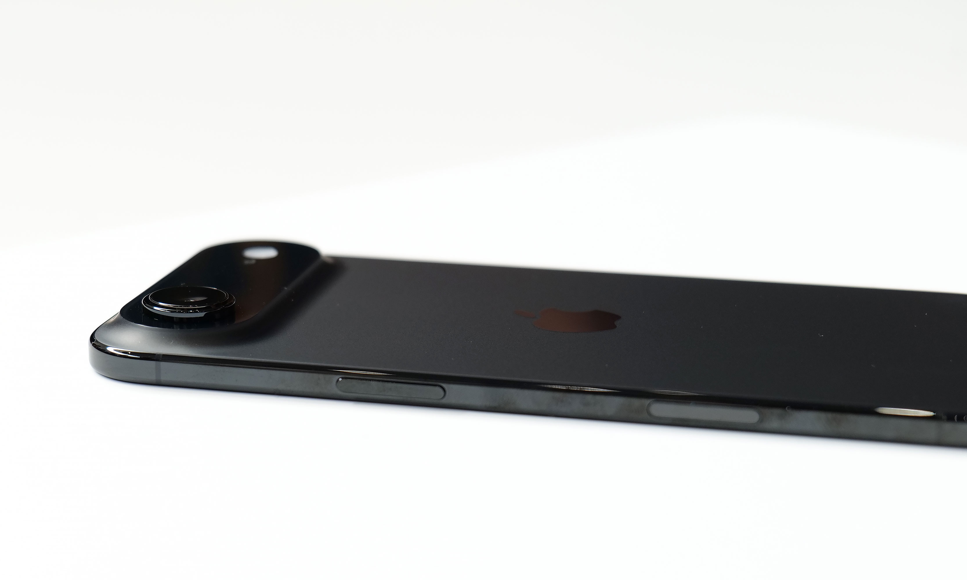 The sheer thinness of the 5.6mm chassis on the iPhone Air must be touched to be truly appreciated. 