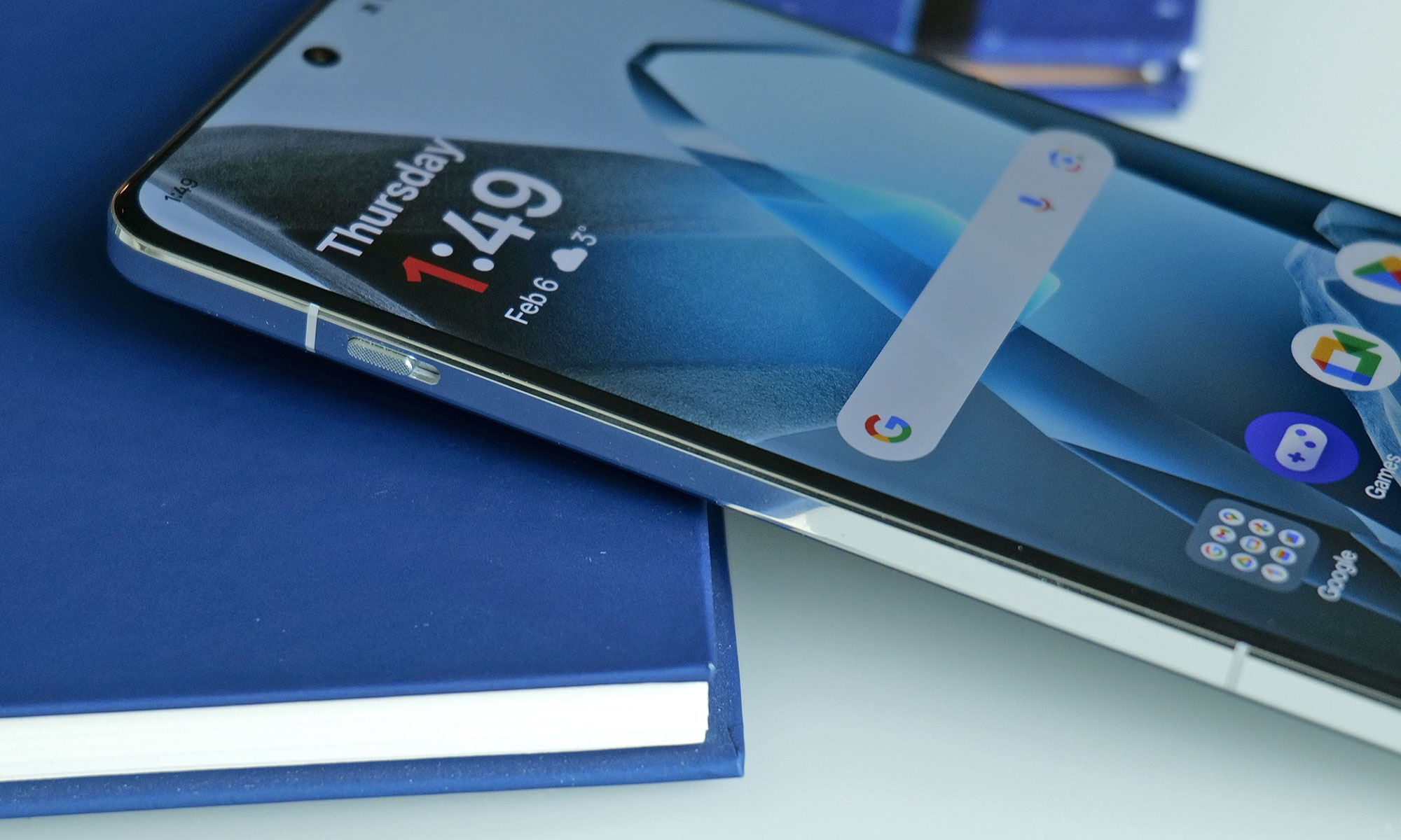 Like many of its predecessors, the OnePlus 13 features a physical alert slider for setting the ringer to silent, vibrate or fully audible. 