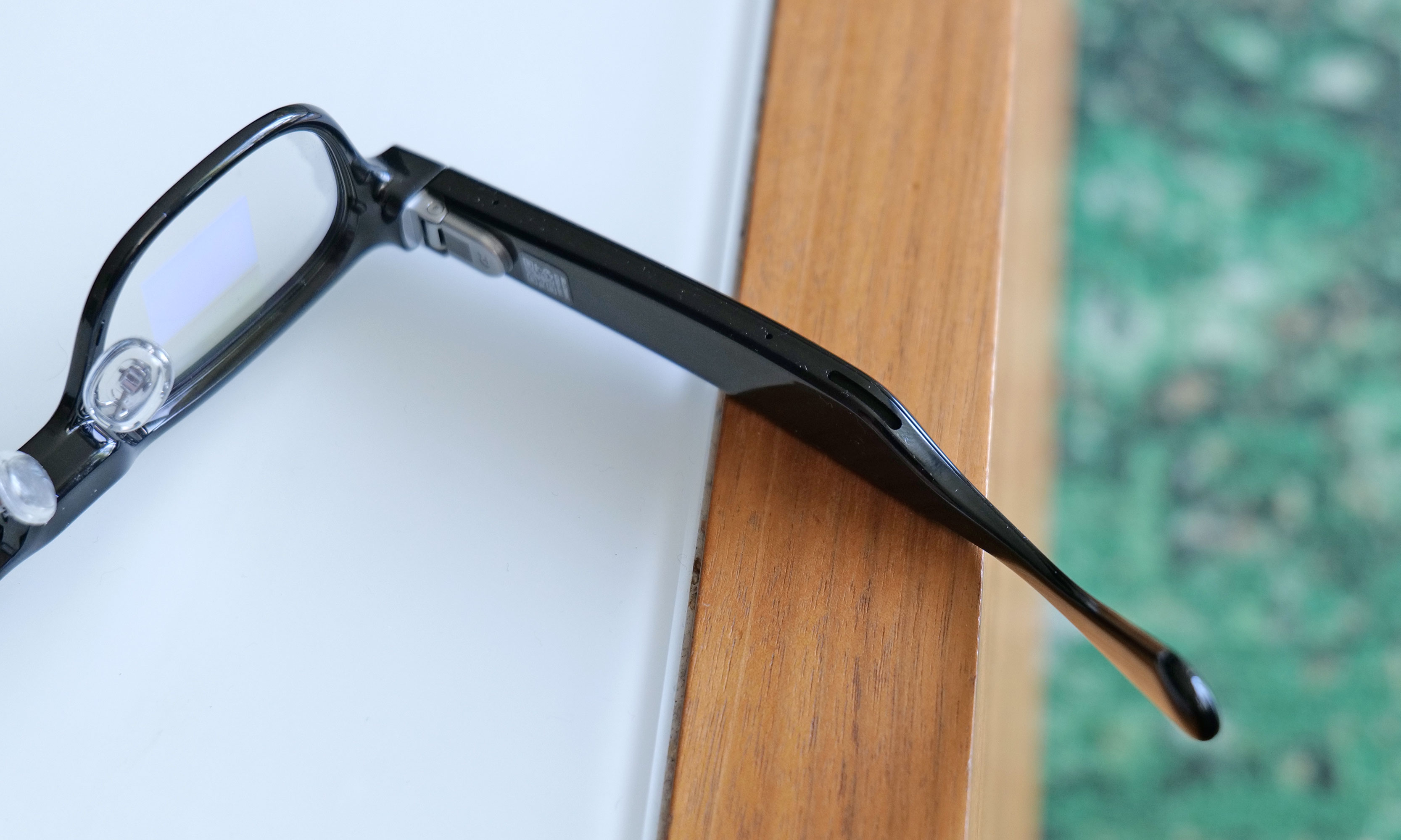 The Rokid Smartglasses feature small speakers built into its arms for listening to music and videos. 