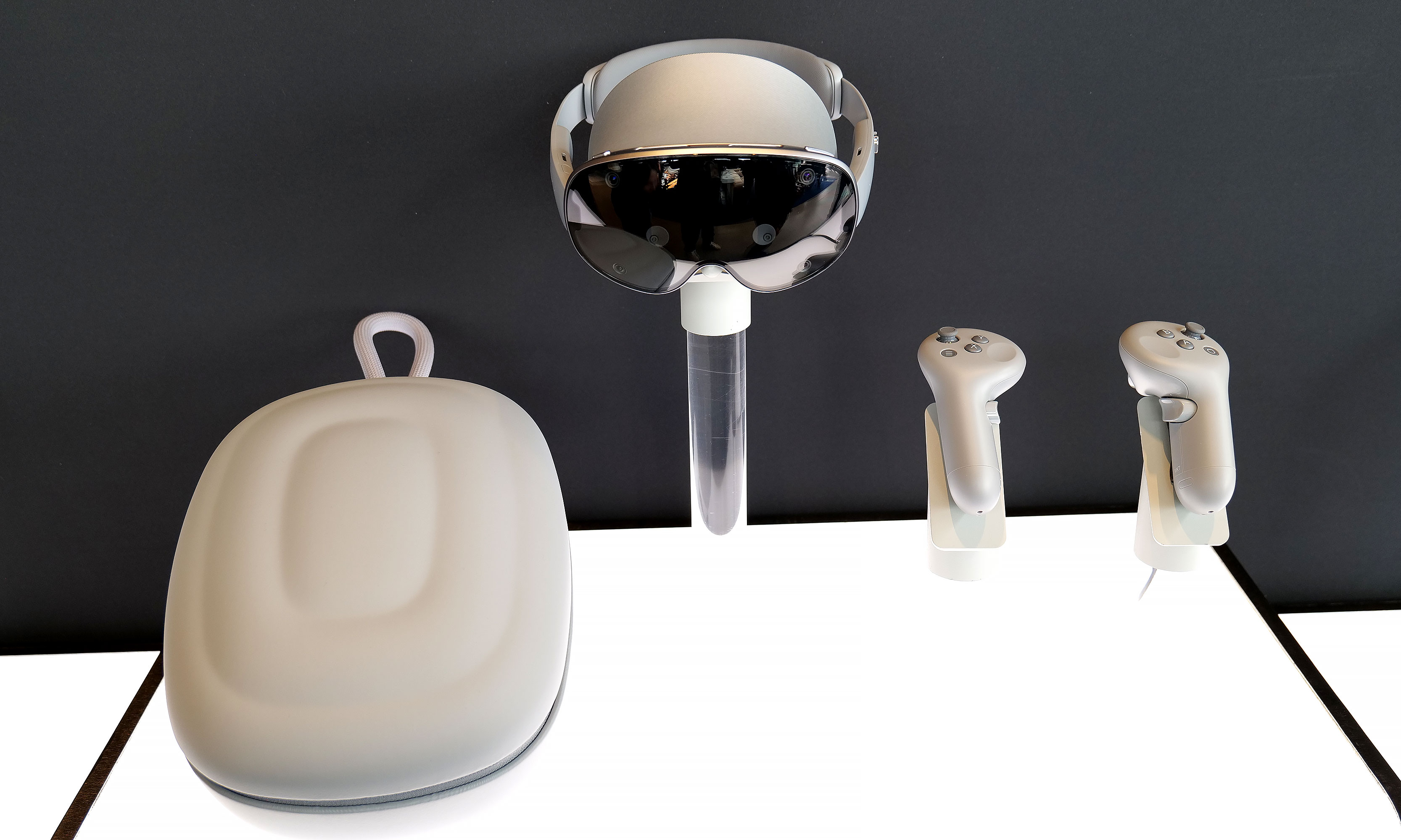 The Galaxy XR will be available with an optional carrying case and wireless controllers. 