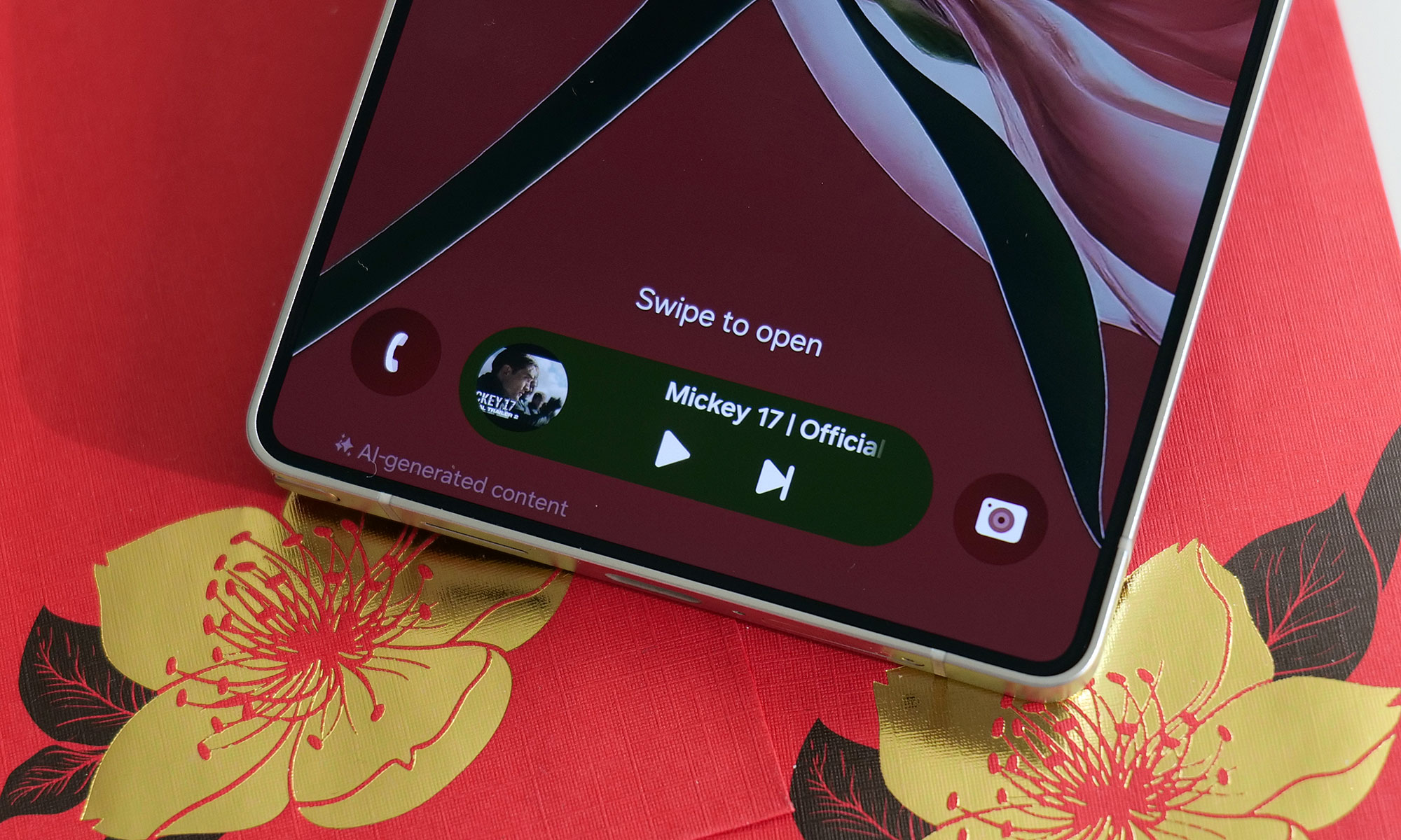 The S25 Ultra's Now Bar gives you an easy way to keep tabs on open apps or quickly check things like sports scores. 