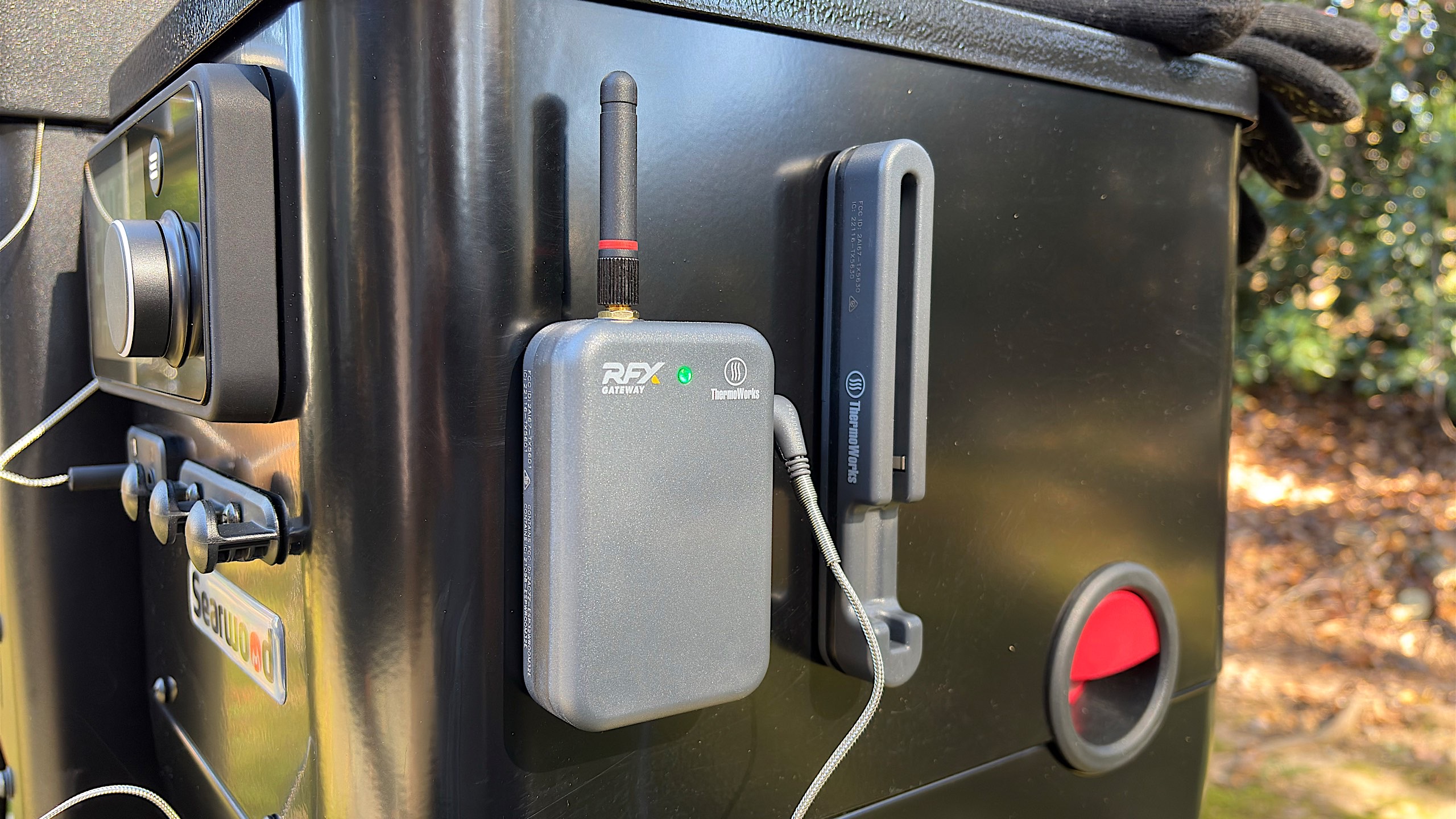 ThermoWorks RFX Stater Kit includes the wireless probe and the receiver. 