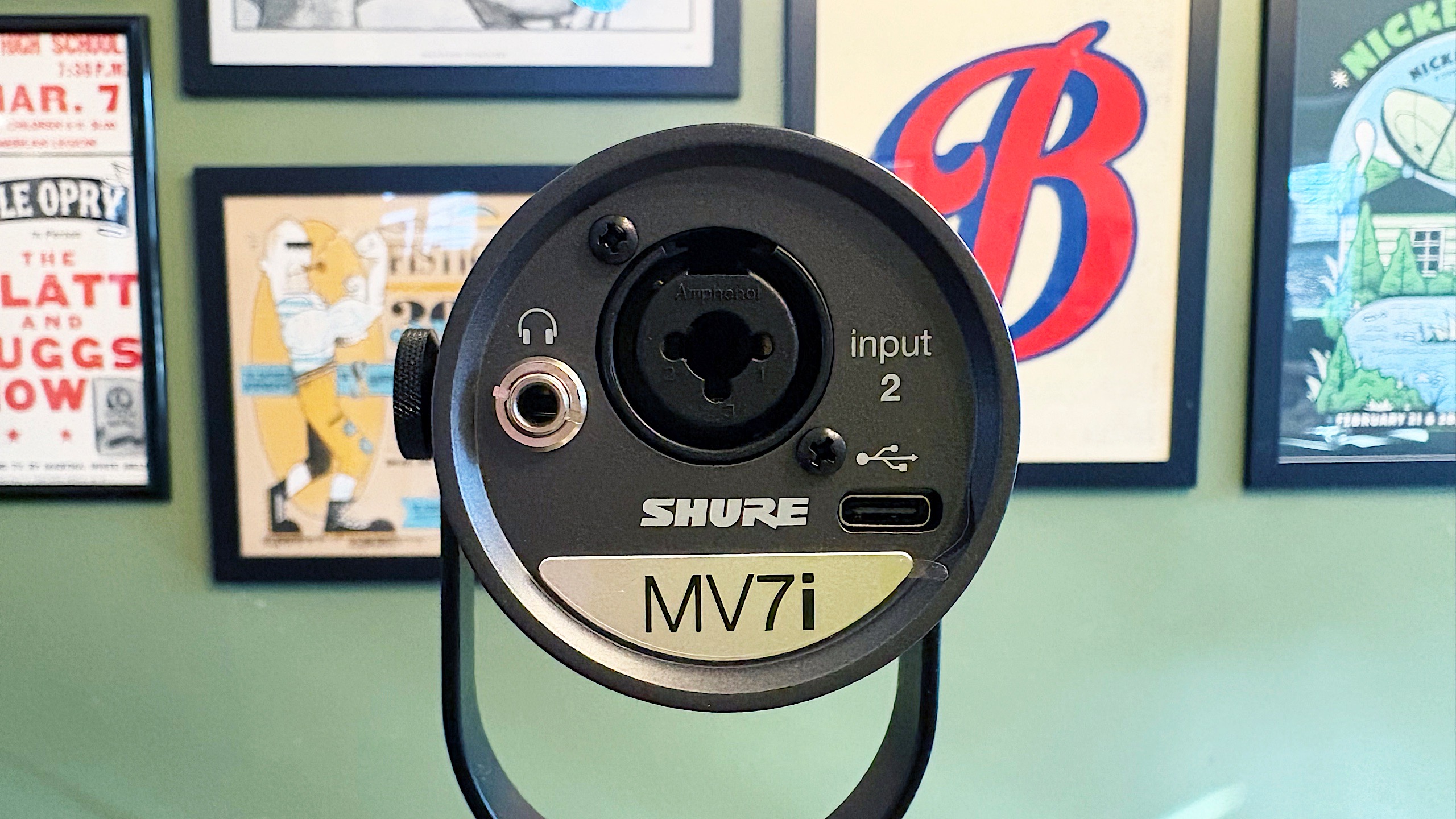 The MV7i has a combo XLR and 1/4-inch input instead of the XLR output on the MV7+. 