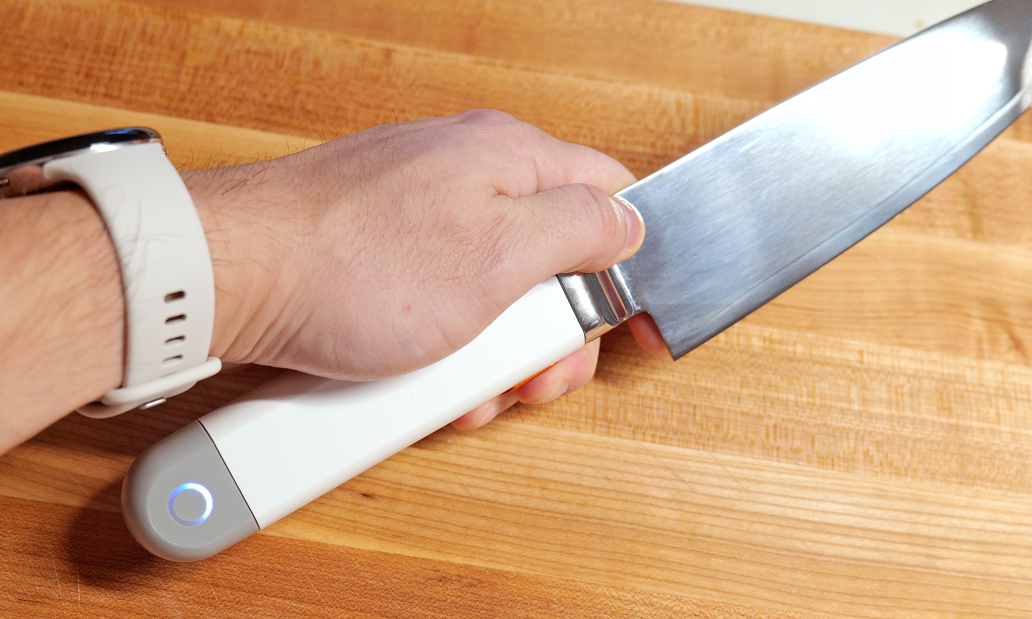 Pushing the C-200's button is super easy, regardless of what kind of knife grip you prefer. 