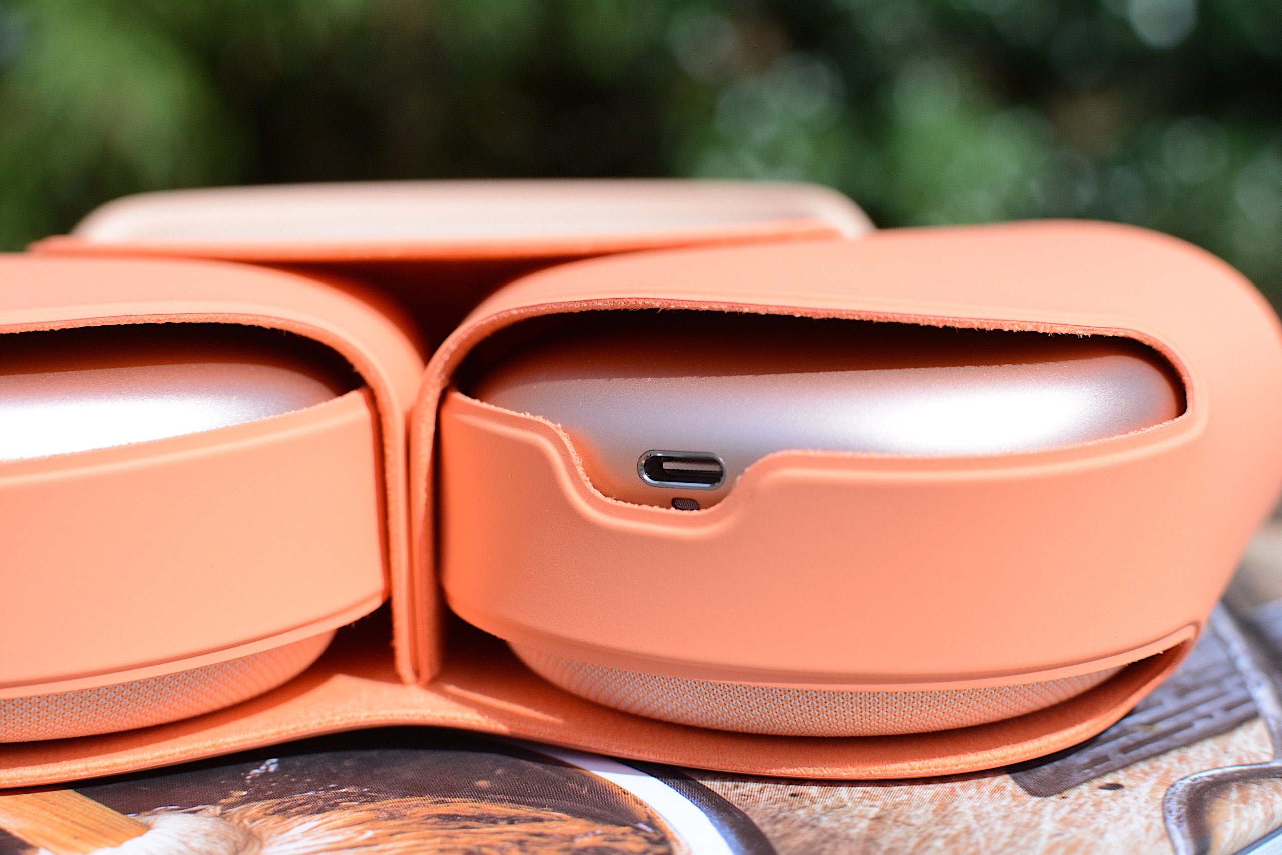 The Smart Case puts the AirPods Max 2 in an ultra-low-power state