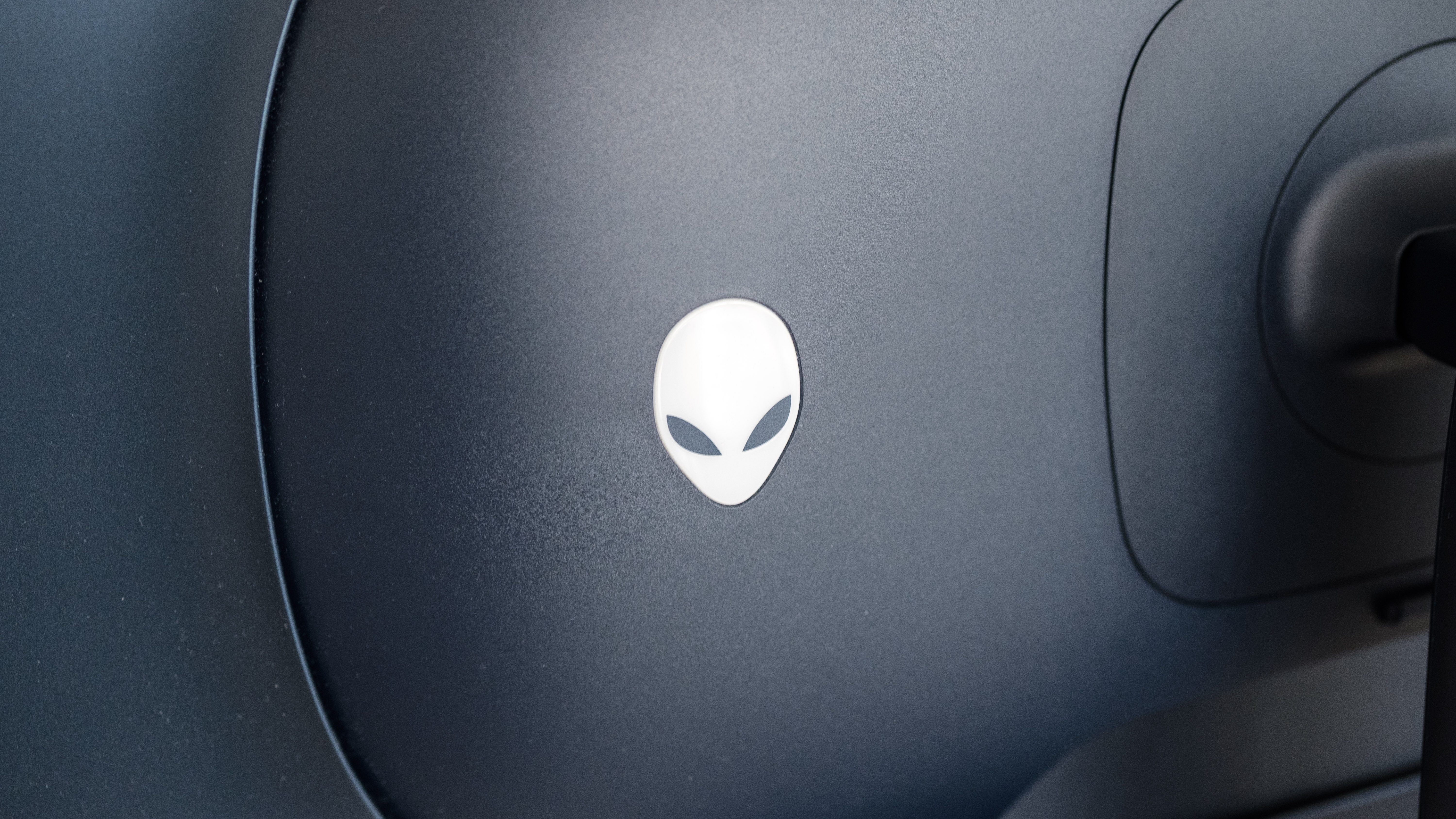 The Alienware AW2725Q has a logo that illuminates.