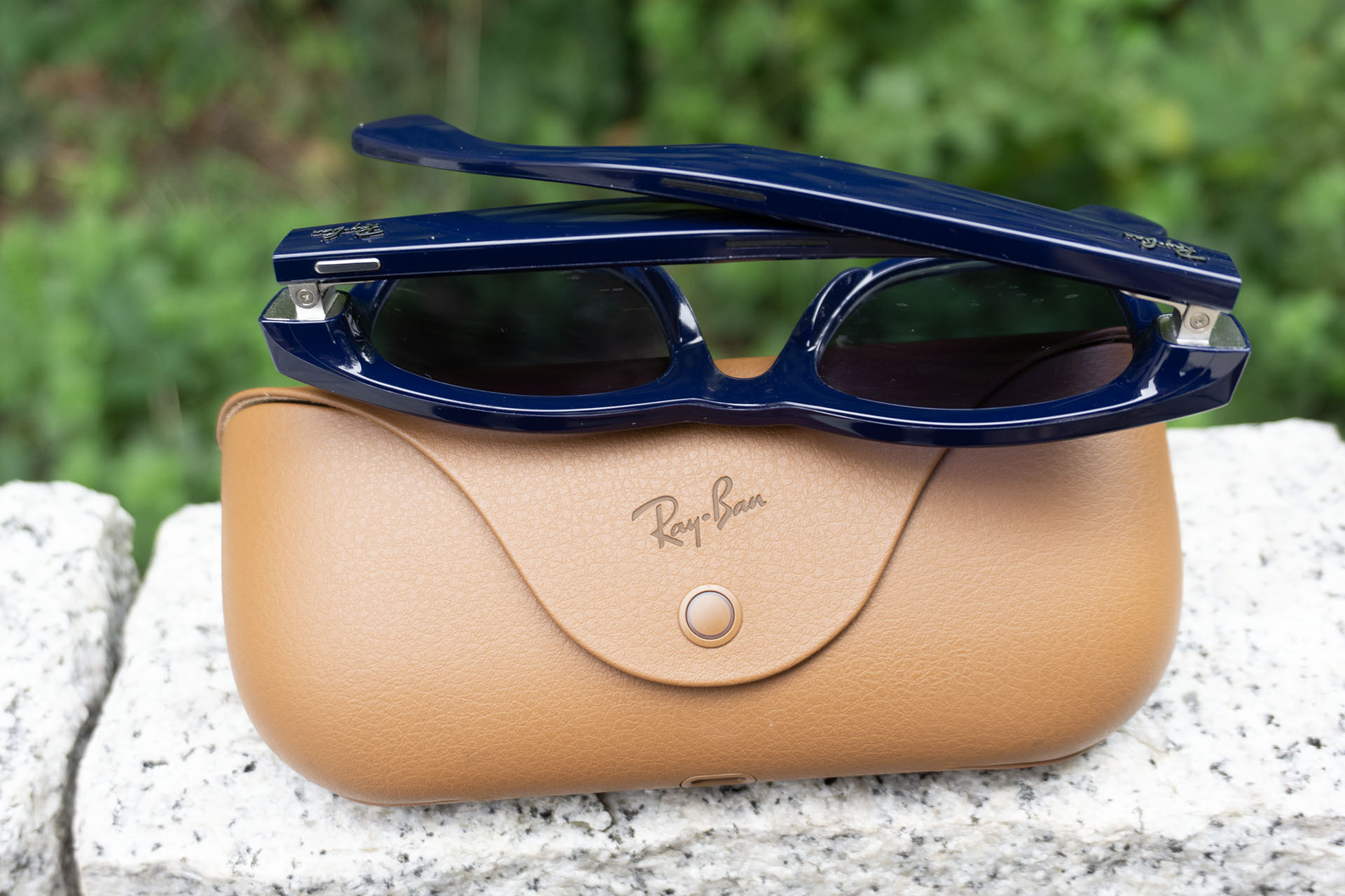 The second-gen glasses have the same design as the first-gen, with a capture button on the right side of the frames.