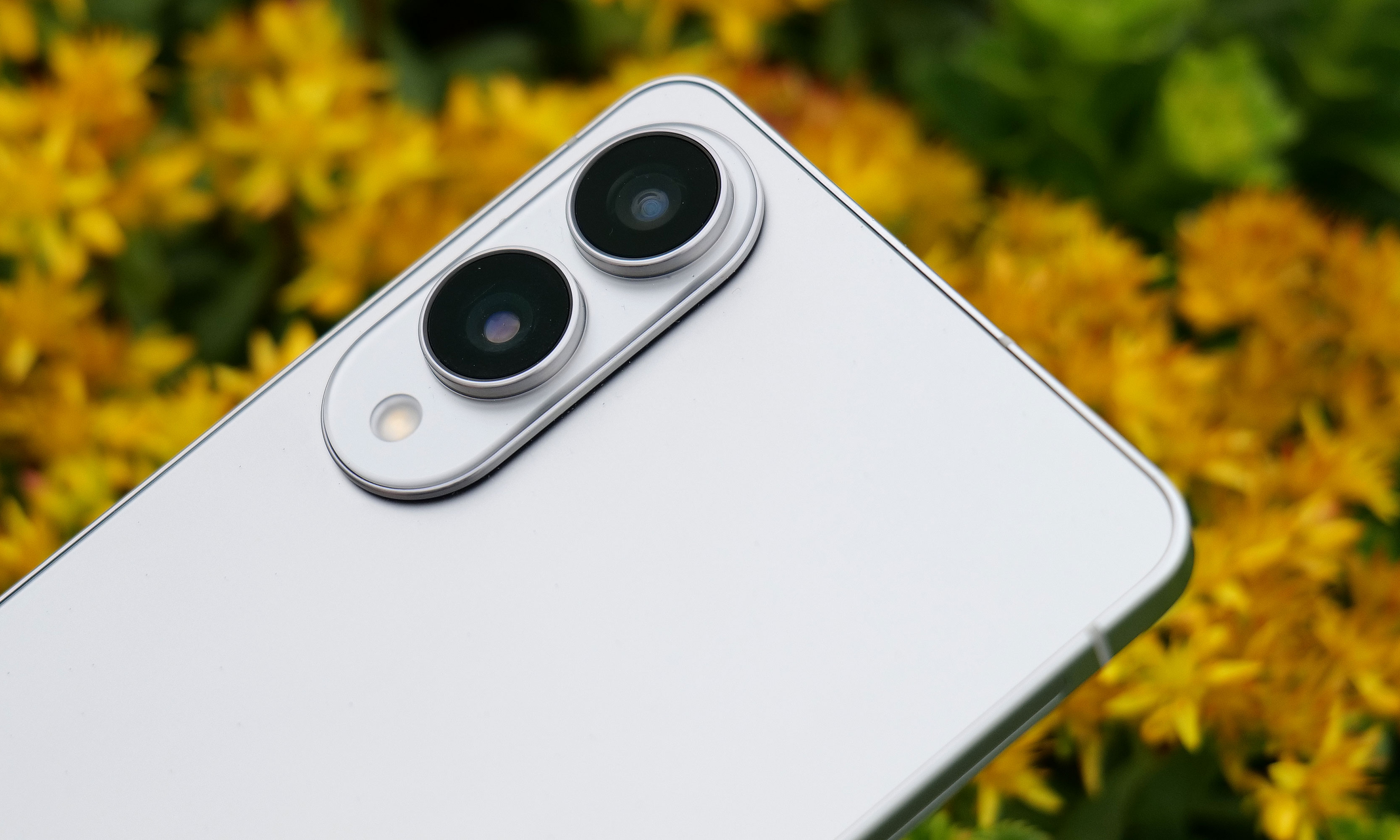 The Galaxy S25 Edge features the 200MP main camera from the S25 Ultra, though it lacks a dedicated telephoto lens. 