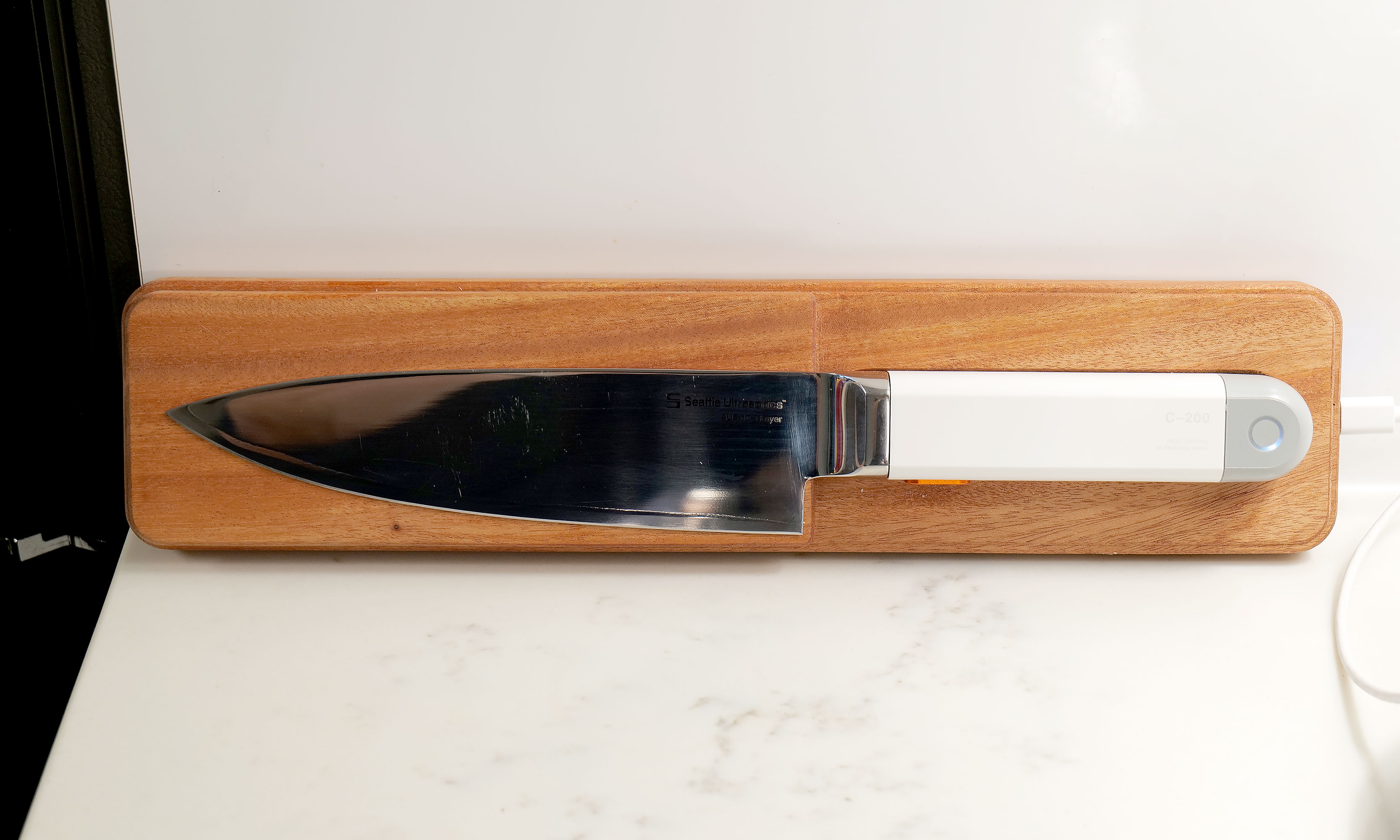 Seattle Ultrasonics' wireless charging tile makes it incredibly easy to forget that the C-200 needs to be topped up between uses. 