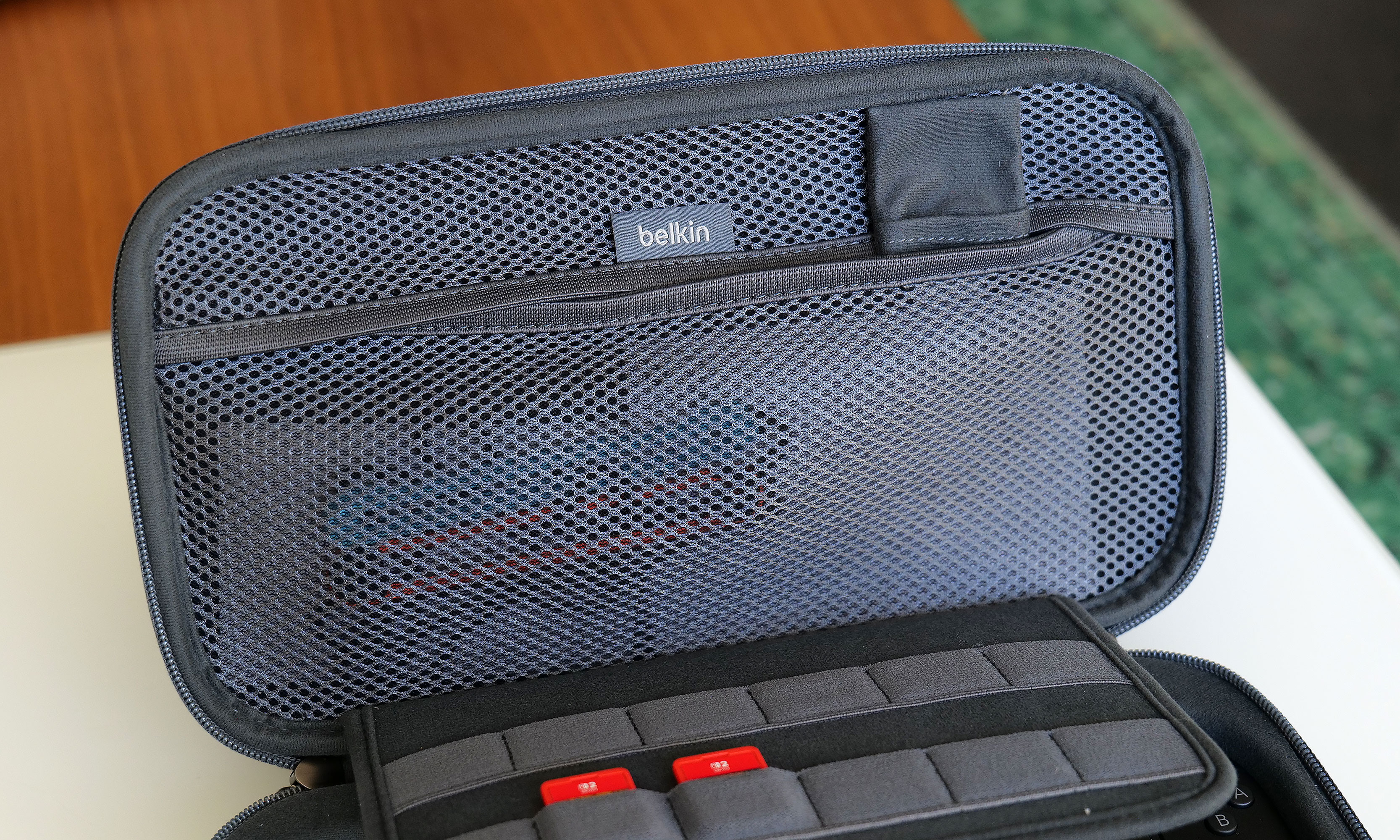 belkin-mesh-pocket.jpg