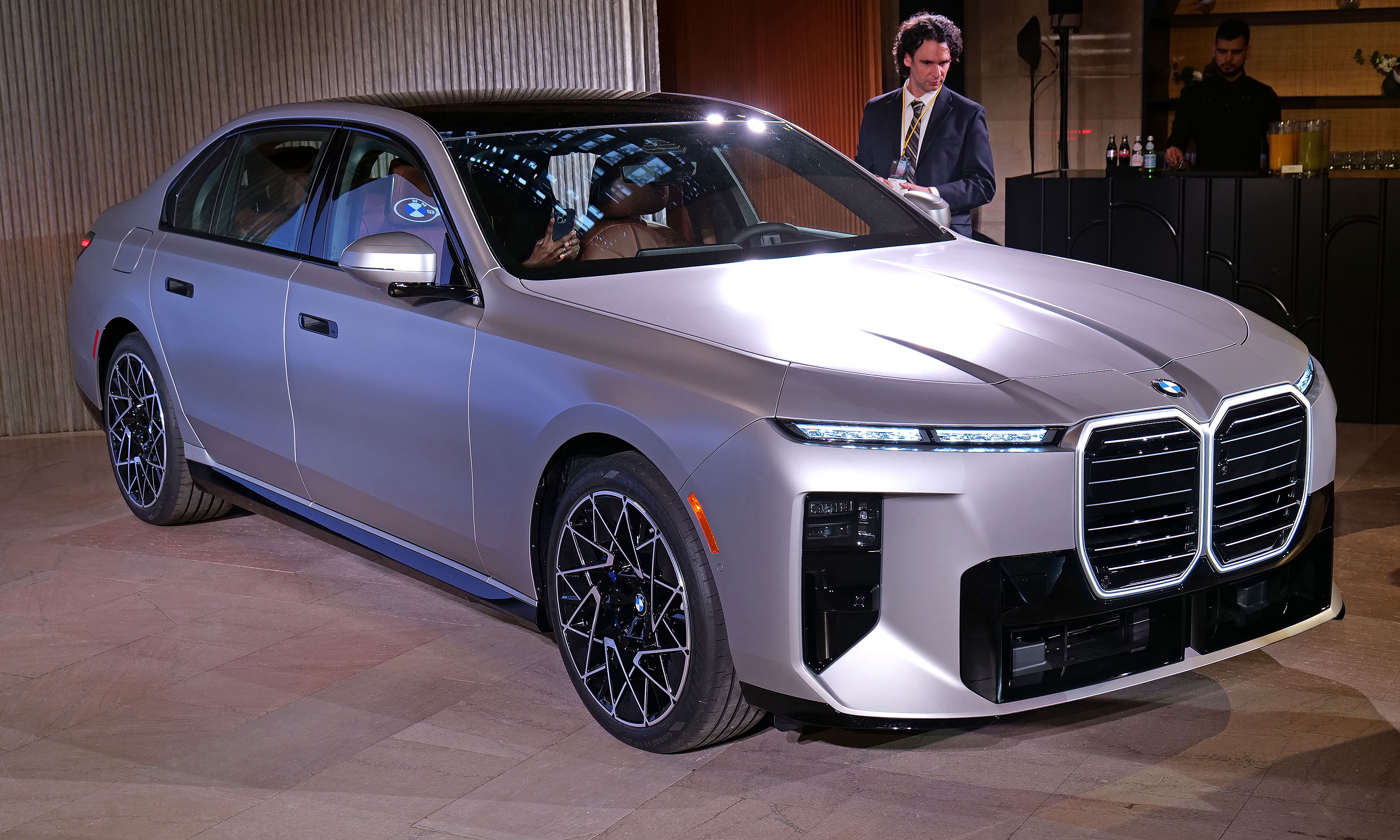 Between things like its grille and recessed door handles, the new 7-series actually looks more like an EV than a gas car. 