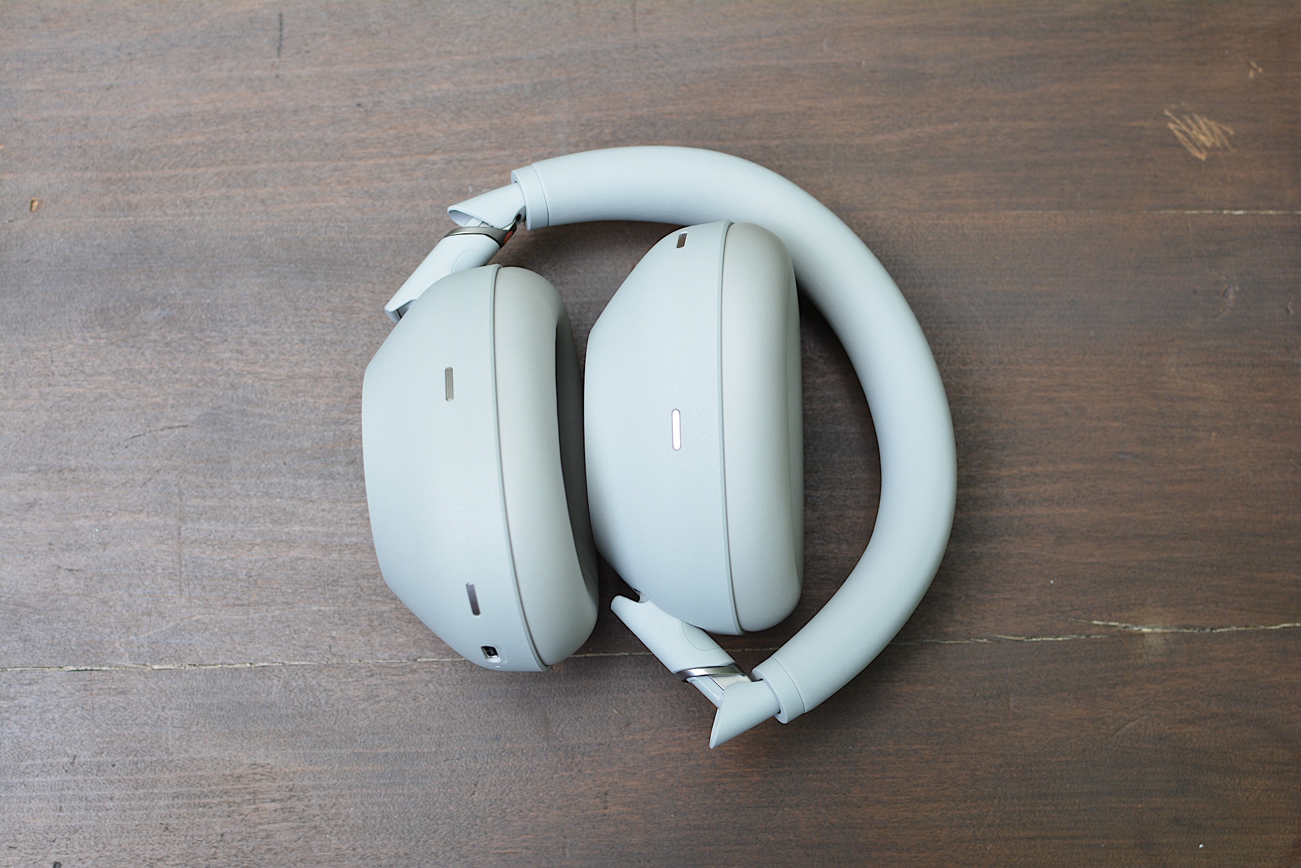 The folding design means the M6 takes up less space in your bag. 