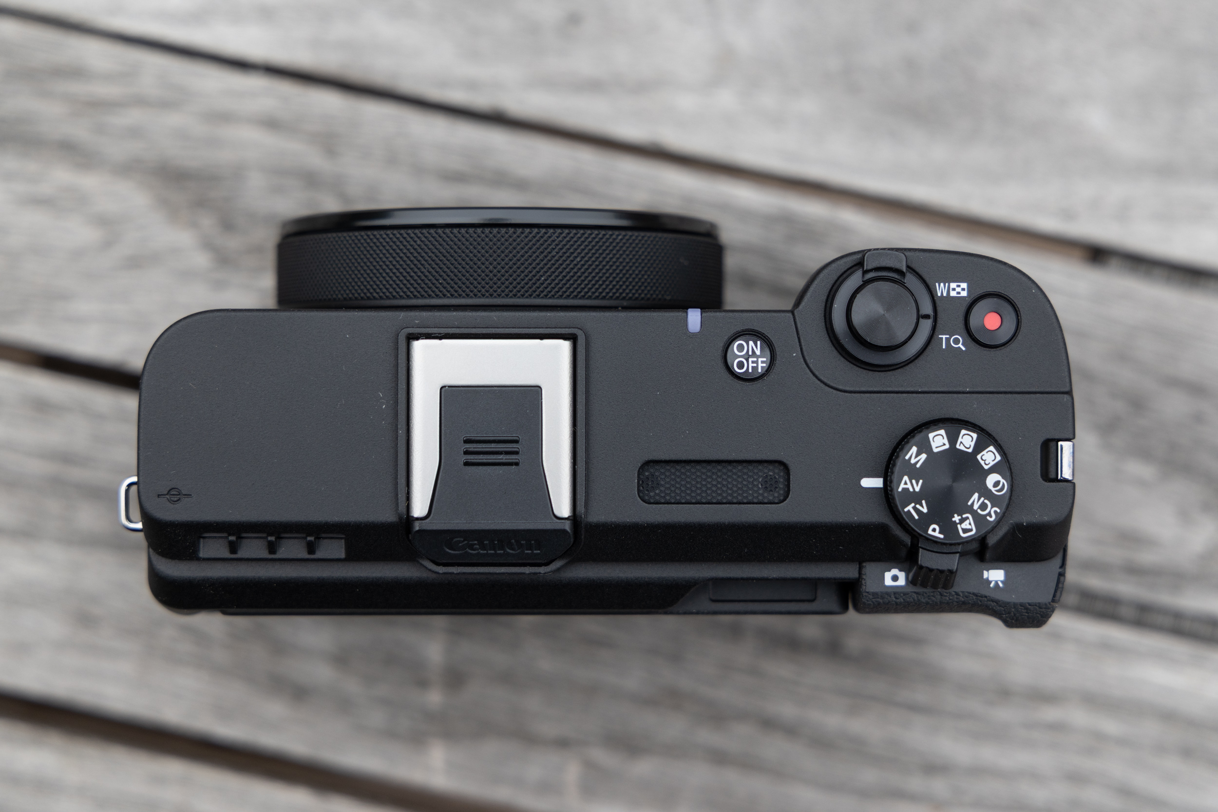 Canon’s PowerShot V1 is a versatile hybrid camera with excellent video and image quality thanks to the unusually large sensor. 